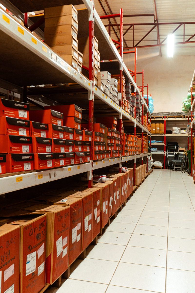 Estoque com prateleiras de produtos